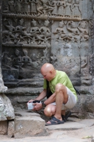 Профессор Коротков устанавливает прибор "ГРВ Эко-Тестер" в храме Ангкор-Том